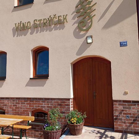 Sklep Vino Strycek Vendégház Velké Bílovice Kültér fotó