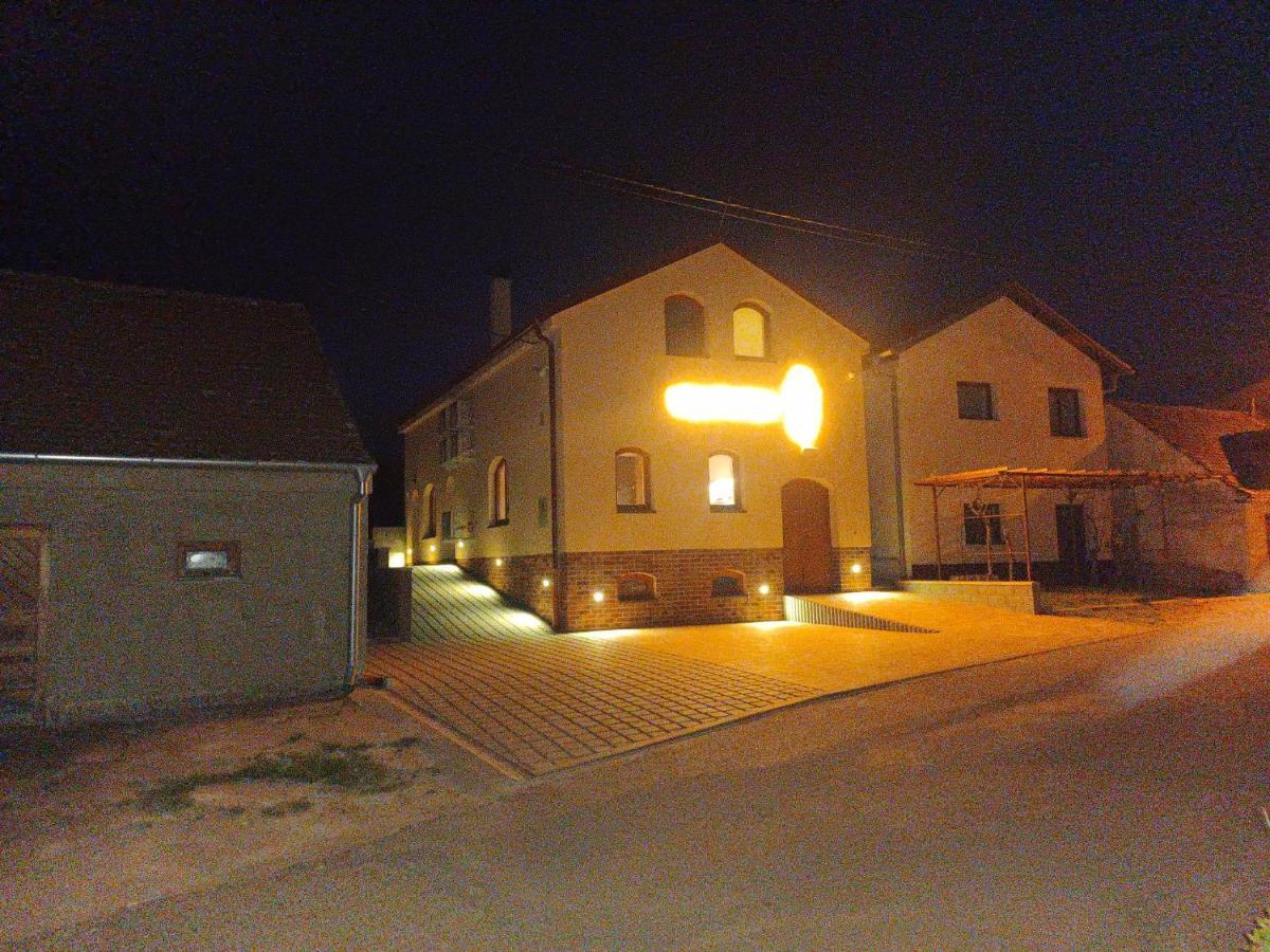 Sklep Vino Strycek Vendégház Velké Bílovice Kültér fotó